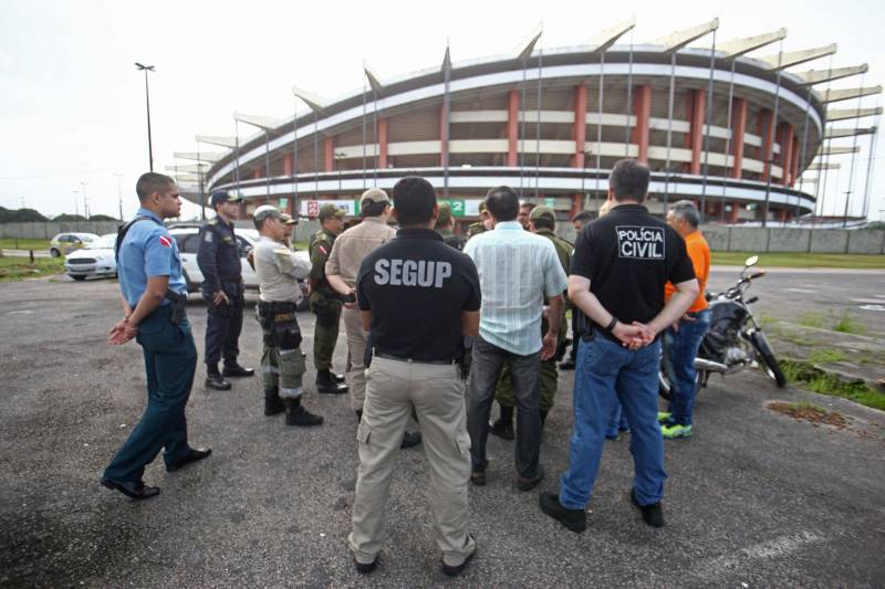 O jogo clássico entre Remo e Paysandu do próximo domingo, 01, pelo campeonato paraense de futebol terá uma ação de ordenamento por diversos órgãos ligados a segurança pública, municipal e estadual. A ação abrangerá a área ao entorno do Estádio Olímpico do Pará (foto). A Secretaria de Estado de Segurança Pública e Defesa Social (Segup) coordenará as ações. A operação denominada “Mangueirão” prevê a delimitação de atuação de vendedores ambulantes, proibição de veículos com sons automotivos ao redor do estádio, não permissão de barracas irregulares, seis pontos de bloqueios e dois para o ingresso de comerciantes e orientações. Haverá ainda delimitação de uma área de escape para o trânsito de veículos, caso ocorra alguma emergência.
FOTO: MARCELO LELIS / AG. PARÁ
DATA: 29.03.2018
BELÉM - PARÁ <div class='credito_fotos'>Foto: Marcelo Lelis / Ag. Pará | <a href='/midias/2018/originais/f0db442b-8bed-490e-bb37-085b17578d5c.jpg' download><i class='fa-solid fa-download'></i> Download</a></div>