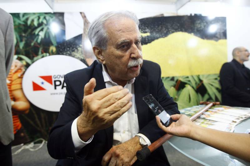 Autoridades, cientistas, empresários e produtores rurais participaram, na noite desta segunda-feira (12), no Hangar Convenções e Feiras da Amazônia, da abertura do XVII Congresso Brasileiro de Mandioca e do II Congresso Latino-Americano e Caribenho de Mandioca, os dois mais importantes eventos voltados à mandiocultura no Brasil e no continente, que ocorrem pela primeira vez no Pará. Na foto, o secretário de Estado de Desenvolvimento Agropecuário e da Pesca, Giovanni Queiroz.
FOTO: THIAGO GOMES / AG. PARÁ
DATA: 12.03.2018
BELÉM - PARÁ <div class='credito_fotos'>Foto: Thiago Gomes /Ag. Pará | <a href='/midias/2018/originais/f0eba8cd-cb9f-432d-8886-425143a53076.jpg' download><i class='fa-solid fa-download'></i> Download</a></div>
