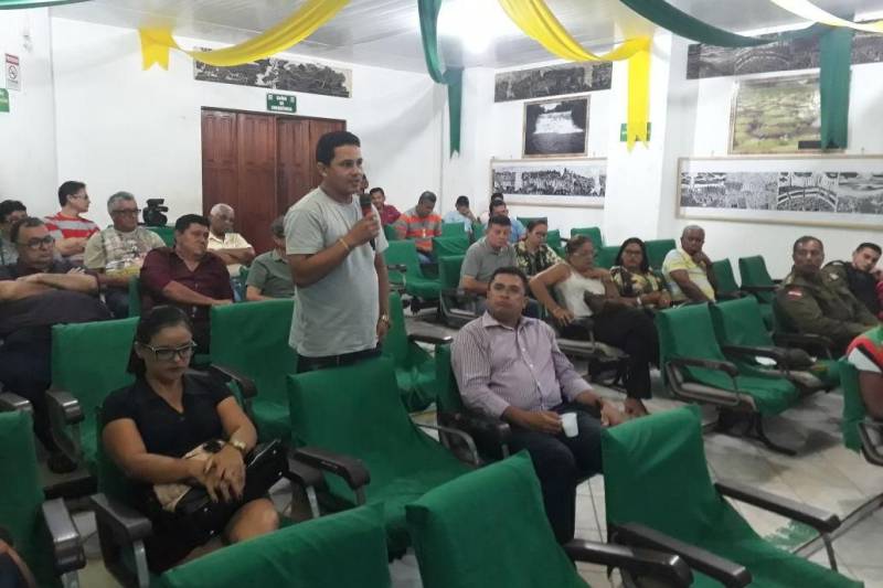 Instituições, entidades, iniciativa privada e a sociedade civil de Alenquer, município com 55.246 habitantes segundo estimativa do Instituto Brasileiro de Geografia e Estatística (IBGE), participaram na noite desta terça-feira (17) de reunião com a equipe do Centro de Governo do Baixo Amazonas, que apresentou a nova estrutura administrativa do Estado e o modelo de governança compartilhada, que garante maior autonomia e poder de decisão aos municípios da região e, também, conheceu as demandas da região.
FOTO: SAMUEL ALVARENGA / SECOM
DATA: 17.04.2018
ALENQUER - PARÁ <div class='credito_fotos'>Foto: Samuel Alvarenga / Secom | <a href='/midias/2018/originais/f0ed94bd-f129-4189-ab39-ae347c35403f.jpg' download><i class='fa-solid fa-download'></i> Download</a></div>