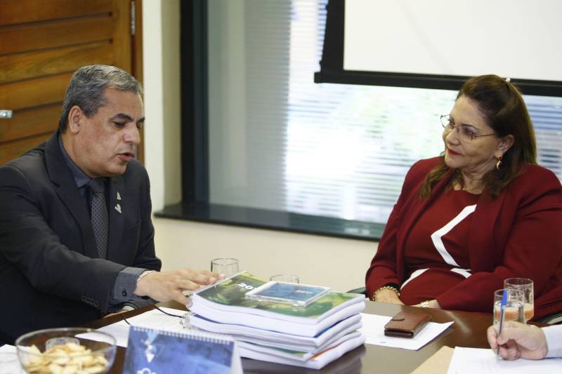 Uma comissão do Governo do Pará foi recebida, nesta segunda-feira (9), no Tribunal de Contas do Pará (TCE) pela presidente do órgão, Lourdes Lima e por um grupo de conselheiros para fazer a entrega do Balanço Geral do Estado (BGE), documento com os resultados alcançados durante o exercício de 2017 pelo Estado. Ao TCE ficará a missão de analisar e emitir um parecer sobre os dados do relatório, que em seguida, será apreciado e passará por aprovação da Assembleia Legislativa do Pará (Alepa). O Balanço retrata a execução orçamentária, financeira e patrimonial do Estado, englobando 87 órgãos e entidades da Administração Direta, Autarquias, Fundações, Fundos e Empresas Estatais que compõem os orçamentos: Fiscal, da Seguridade Social e de Investimentos. No montante, o Estado obteve um resultado orçamentário positivo no valor de R$ 590 milhões, resultado da realização de receita no montante de R$ 23,123 bilhões e da execução da despesa, no total de R$ 22,533 bilhões. Na foto (esq/dir), o titular da Auditoria Geral do Estado (AGE), Roberto Amoras e a presidente do Tribunal de Contas do Pará (TCE), Lourdes Lima.
FOTO: THIAGO GOMES / AG. PARÁ
DATA: 09.04.2018
BELÉM - PARÁ <div class='credito_fotos'>Foto: Thiago Gomes /Ag. Pará | <a href='/midias/2018/originais/f0fb84ee-db42-4430-bd22-3c6fd854e9c1.jpg' download><i class='fa-solid fa-download'></i> Download</a></div>
