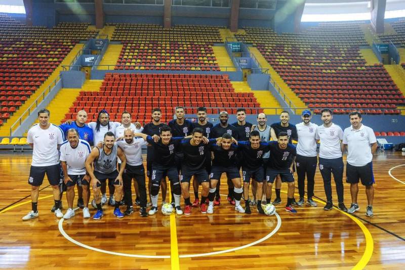 A manhã deste sábado, 24, foi de treino para os times da Associação Esportiva Shouse e do Sport Club Corinthians Paulista (foto). As duas equipes se enfrentam neste domingo, 25, na Arena Guilherme Paraense, o Mangueirinho, em partida amistosa que serve como preparação para a Liga Nacional de Futsal 2018. O confronto está marcado para começar às 10h30. O primeiro a treinar foi o time paraense, pioneiro a representar o Norte do país na competição. Roberto Martins, presidente e atleta do clube, falou sobre o aumento da visibilidade do futsal no Estado. "A realização do amistoso na Arena é a certeza dos olhares das pessoas se voltando para o futsal, principalmente por ser um time local se apresentando em casa. Isso resulta em um destaque para o nosso Estado, que além de possuir times disponíveis para competições, conta com o Mangueirinho, uma das melhores arenas do país", afirmou.
FOTO: LEANDRO SANTANA / DIVULGAÇÃO
DATA: 24.02.2018
BELÉM - PARÁ <div class='credito_fotos'>Foto: LEANDRO SANTANA / DIVULGAÇÃO | <a href='/midias/2018/originais/f0feed7e-1b53-4dc6-a7ee-1f4bbddf6a6c.jpg' download><i class='fa-solid fa-download'></i> Download</a></div>