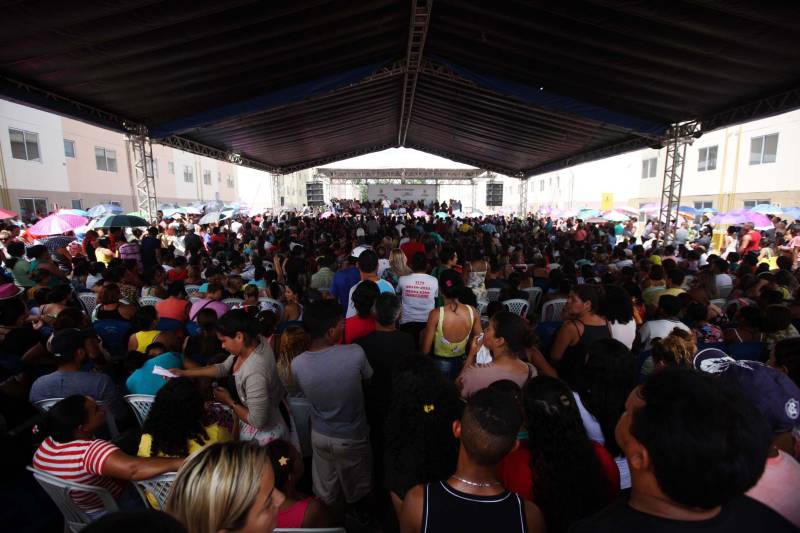 O governo do Pará, por meio da Companhia de Habitação do Pará (Cohab) entregou, neste sábado (24), as chaves dos 4 mil apartamentos do Residencial Viver Melhor Marituba. O local passa a ser, agora, a moradia de mais de 15 mil pessoas que aguardavam pelo empreendimento. Desde o início da manhã, servidores da Cohab estavam a postos, na quadra de esportes do Residencial, organizando a entrega das chaves dos apartamentos. A Companhia de Saneamento do Pará (Cosanpa) também atendia os novos moradores, que já podiam realizar o cadastro de suas unidades de consumo para ligação do fornecimento de água.
FOTO: THIAGO GOMES / AG PARÁ
DATA: 24.02.2018
MARITUBA - PARÁ <div class='credito_fotos'>Foto: Thiago Gomes /Ag. Pará | <a href='/midias/2018/originais/f104caf3-dd8e-4922-a651-c2d163bb3136.jpg' download><i class='fa-solid fa-download'></i> Download</a></div>