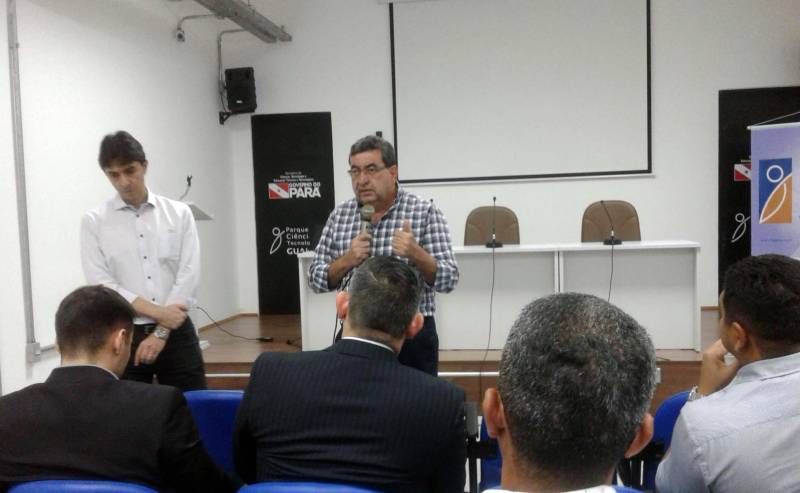 O Parque de Ciência e Tecnologia (PCT) Guamá, construído pelo governo do Estado no Campus da Universidade Federal do Pará, em Belém, disponibiliza a empresas 11 laboratórios que oferecem soluções tecnológicas para ajudar a desenvolver produtos inovadores, entre os quais o Centro de Valorização de Compostos Bioativos da Amazônia, o Laboratório de Óleos Vegetais, o Centro de Estudos Avançados em Biodiversidade e o Laboratório de Qualidade do Leite. Foi esta estrutura, com destaque para genética, química e biodiversidade, que dezenas dos principais empresários paraenses de beneficiamento de açaí conheceram na manhã desta segunda-feira (2), numa iniciativa coordenada pelo secretário de Desenvolvimento Econômico, Mineração e Energia, Adnan Demachki (ao microfone).
FOTO: ASCOM / SEDEME
DATA: 02.04.2018
BELÉM - PARÁ <div class='credito_fotos'>Foto: Ascom Sedeme | <a href='/midias/2018/originais/f104dc20-fa2c-4893-bd57-4291aa15a1dc.jpg' download><i class='fa-solid fa-download'></i> Download</a></div>