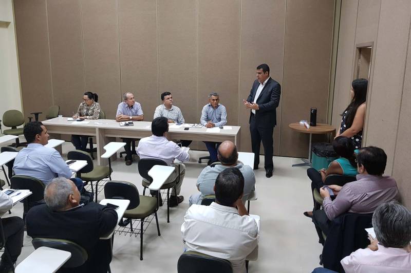 Com as atividades iniciadas no final de janeiro nas dependências do Centro de Convenções de Marabá, o Centro Regional de Governo do Sudeste do Pará (CRGSP), que abrange 39 municípios das regiões de integração de Carajás, Araguaia, Lago de Tucuruí e parte da Rio Capim, finaliza o ano de 2018 contabilizando resultados. De acordo com o economista Jorge Bittencourt, ex-diretor da Fundação Pro Paz e atual secretário regional, o Centro conseguiu cumprir seu papel de fortalecer o Governo do Estado, as prefeituras e a sociedade civil da região.

FOTO: ASCOM CRGSP
DATA: 18.12.2018
SANTARÉM - PARÁ <div class='credito_fotos'>Foto: ASCOM CRGSP   |   <a href='/midias/2018/originais/f105db61-9955-40fd-adfd-f08b2109a5aa.jpg' download><i class='fa-solid fa-download'></i> Download</a></div>