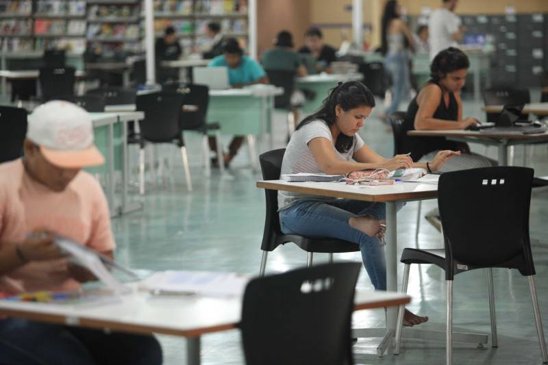 Ao entrar na Biblioteca Arthur Viana, localizada no Centro Cultural e Turístico Tancredo Neves (Centur), é possível visualizar e sentir as diferenças logo ao chegar. O espaço, que desde 2015 passava por reformas, está completamente pronto para sua reinauguração, que deve acontecer já na próxima semana. Iluminação adequada, climatização renovada, mudança de estantes e outros móveis que contribuíram para a ampliação do espaço, além de um verdadeiro upgrade em diversos espaços de convivência, serviços e estudos, trouxeram novos ares a centenária biblioteca.
FOTO: THIAGO GOMES / AG. PARÁ
DATA: 27.04.2018
BELÉM - PARÁ <div class='credito_fotos'>Foto: Thiago Gomes /Ag. Pará | <a href='/midias/2018/originais/f10d8ed7-baf7-4090-afe1-3056245bba78.jpg' download><i class='fa-solid fa-download'></i> Download</a></div>