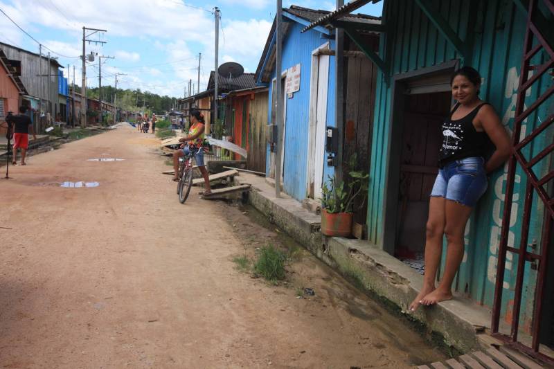 O governador Simão Jatene está no município de Bragança, nordeste do Estado, neste sábado (19), para visitar algumas das localidades atingidas pelas enchentes provocadas pelas chuvas do início da semana. A Defesa Civil Estadual está articulando as secretarias de Estado para atender às pessoas afetadas pelos alagamentos. Até o momento são três famílias desabrigadas e mais de três mil pessoas afetadas, principalmente na comunidade de Maranhãozinho. A prefeitura decretou estado de alerta. Uma sala de situação foi montada no município para o gerenciamento das ações que atendem às famílias. Na foto, ruas do bairro Aldeia.
FOTO: RODOLFO OLIVEIRA / AG. PARÁ
DATA: 19.05.2018
BRAGANÇA - PARÁ <div class='credito_fotos'>Foto: Rodolfo Oliveira/Ag. Pará | <a href='/midias/2018/originais/f123027f-442b-40d2-b05d-fbc474fbce7e.jpg' download><i class='fa-solid fa-download'></i> Download</a></div>