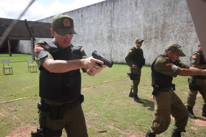 Trinta e oito agentes de segurança pública do Estado participam (foto), no Instituto de Ensino de Segurança Pública do Pará (Iesp), de um curso de especialização da Companhia Independente de Policiamento Escolar (Cipoe). A capacitação começou no dia 26 de fevereiro e vai até 23 de março, com aulas de segunda a sexta, nos turnos da manhã e tarde. Os agentes de segurança estão sendo treinados para atuar na segurança junto às comunidades escolares do Estado. Este é o segundo curso que acontece para a qualificação do policiamento escolar do Comando de Policiamento Especializado, através da Companhia Independente de Policiamento Escolar (Cipoe). O primeiro foi em 2017, e qualificou 40 policiais. Na foto, o sargento Walber Cavalcanti.
FOTO: CARLOS SODRÉ / AG. PARÁ
DATA: 13.03.2018
BELÉM - PARÁ <div class='credito_fotos'>Foto: Carlos Sodré/Agência Pará | <a href='/midias/2018/originais/f1288c56-0338-42fd-8bfc-d75bc3401cf3.jpg' download><i class='fa-solid fa-download'></i> Download</a></div>
