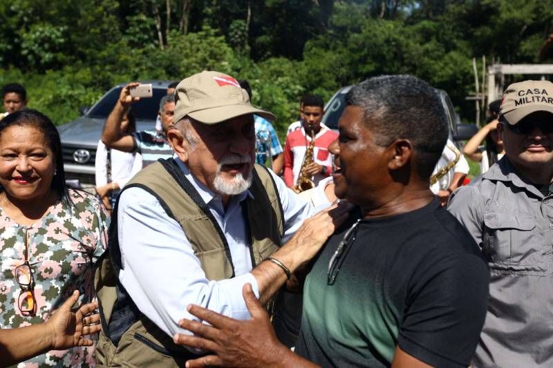 “Ter a posse da terra é a certeza de que nunca iremos perder o nosso direito, que nossos filhos e nossos netos poderão dar continuidade a nossa história em segurança. Foram anos de luta até chegar esse dia, agraciados com a assinatura do nosso título de terra. Só temos a agradecer a todos que fizeram parte disso e a cada um que lutou junto para que hoje isso se tornasse realidade”. A fala emocionada foi de seu Mário Araújo Silva (camisa preta), presidente da Associação Remanescente de Quilombo Espírito Santo, localizada no município do Acará, no nordeste do Estado. Ele assinou, neste sábado (24), junto com o governador Simão Jatene, o título que dá a posse da terra a comunidade. A fala do presidente traduz o sentimento das dezenas de famílias que moram no local, que agora tem a posse legítima do local onde seus antepassados viveram. “Sou filho de mãe negra. Nasci aqui como minha vó, bisavó, que fazem parte da história dessa comunidade que já existe a mais de 300 anos.
FOTO: SIDNEY OLIVEIRA / AG. PARÁ
DATA: 24.03.2018
ACARÁ - PARÁ <div class='credito_fotos'>Foto: Sidney Oliveira/Ag. Pará | <a href='/midias/2018/originais/f12cc5f9-dc40-48a3-b650-d7511d4476ee.jpg' download><i class='fa-solid fa-download'></i> Download</a></div>