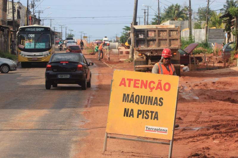 O mototaxista Anderson Silva, 40 anos, há 10 trabalha nas ruas do Bengui, Parque Verde e Tapanã. Ele comemora as obras que irão facilitar a vida de quem trafega pelas Ruas Yamada (foto) e do Tapanã. O Governo do Estado está trabalhando em várias frentes nas obras, só a Rua Yamada está sendo duplicada em uma extensão de 4,14 quilômetros
FOTO: SIDNEY OLIVEIRA / AG. PARÁ
DATA: 04.11.2018
BELÉM - PARÁ <div class='credito_fotos'>Foto: Sidney Oliveira/Ag. Pará | <a href='/midias/2018/originais/f13facfb-c956-47bb-bdbd-39b4b6c9ca06.jpg' download><i class='fa-solid fa-download'></i> Download</a></div>
