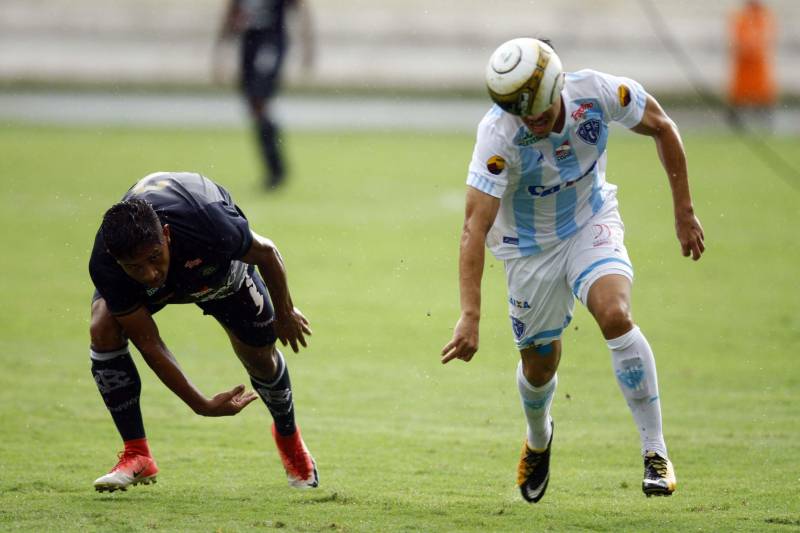 O Clube do Remo venceu o Paysandu por 2 a 1 na tarde deste domingo, partida realizada no Estádio Mangueirão, e largou na frente pelo título do Campeonato Paraense de 2018.
FOTO: THIAGO GOMES / AG. PARÁ
DATA: 01.04.2018
BELÉM - PARÁ <div class='credito_fotos'>Foto: Thiago Gomes /Ag. Pará | <a href='/midias/2018/originais/f13fbf4f-a696-4663-a094-4746e6825ca3.jpg' download><i class='fa-solid fa-download'></i> Download</a></div>