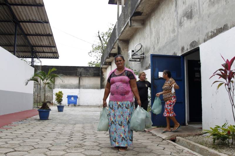 Há dois anos dona Alcione do Socorro (foto) visita o filho que cumpre pena no Presídio Estadual Metropolitano II (PEM II), no Complexo Penitenciário de Marituba. Todos os sábados ela sai do munícipio de Benevides, e chegar a aguardar por até três horas um ônibus passar e parar pra chegar até a penitenciária.
FOTO: AKIRA ONUMA / ASCOM SUSIPE
DATA: 12.05.2018
MARITUBA - PARÁ <div class='credito_fotos'>Foto: Akira Onuma / Ascom Susipe | <a href='/midias/2018/originais/f14339d6-25b2-42b7-ac5d-842ed85317bb.jpg' download><i class='fa-solid fa-download'></i> Download</a></div>