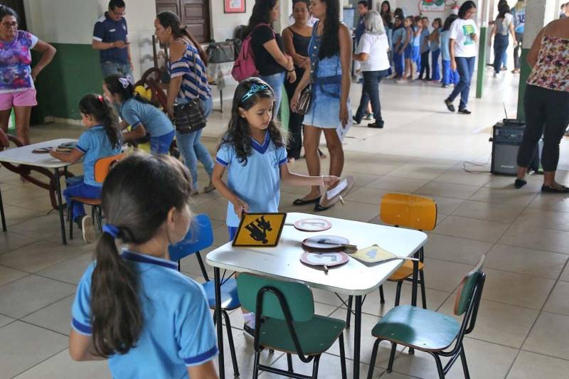 A educação no trânsito como instrumento para salvar vidas foi o tema da 23ª Semana da Cultura da Escola Lírios do Campo, localizada no Distrito de Icoaraci, em Belém. Para reforçar as ações já desenvolvidas na instituição, o Departamento de Trânsito do Estado do Pará (Detran), por meio da Coordenadoria de Educação (CED), levou à instituição nesta sexta-feira (09) diversas atividades lúdicas para crianças. Show de mágica com o tema trânsito, jogos infantis, demonstração aos pais sobre a utilização do etilômetro (equipamento para detectar ingestão de bebida alcoólica) e palestras sobre os cuidados que devem ser tomados com as crianças ao atravessar a rua foram algumas das atividades apresentadas na escola pela equipe do Detran.
FOTO: DANILO CASTRO / ASCOM DETRAN
DATA: 09.11.2018
BELÉM - PARÁ <div class='credito_fotos'>Foto: DANILO CASTRO / ASDECOM DETRAN | <a href='/midias/2018/originais/f152133b-b937-4a6f-aaba-37c119a12fd1.jpg' download><i class='fa-solid fa-download'></i> Download</a></div>