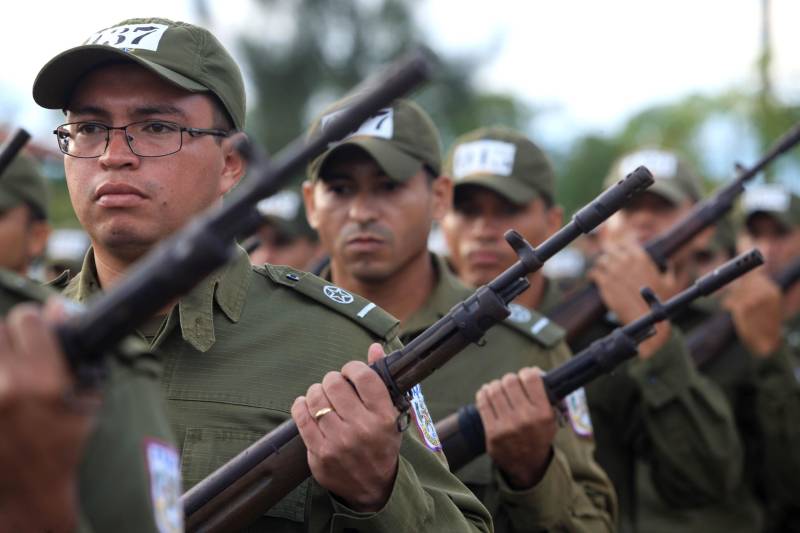 Cerca de 2.400 policiais militares que estão em processo de formação por meio dos Cursos de Formação de Praças (CFP), de Oficiais (CFO), de Habilitação de Oficiais (CHO) e de Adaptação de Oficiais (CHO). Durante a caminhada (foto), a Academia de Polícia Militar “Cel Fontoura” executou a primeira marcha administrativa para exercitar os pelotões do Curso de Formação de Oficiais (CFO) e do Curso de Adaptação de Oficiais da PMPA (CADO) nos deslocamentos a pé por longos percursos. A caminhada de 10 Km contou com a participação de 183 alunos da Academia de Polícia Militar.
FOTO: MÁCIO FERREIRA / AG. PARÁ
DATA: 15.02.2018
MARITUBA - PARÁ <div class='credito_fotos'>Foto: MÁCIO FERREIRA/ AG. PARÁ | <a href='/midias/2018/originais/f1571f1a-7ee7-4f61-a43b-c2c43769acb0.jpg' download><i class='fa-solid fa-download'></i> Download</a></div>