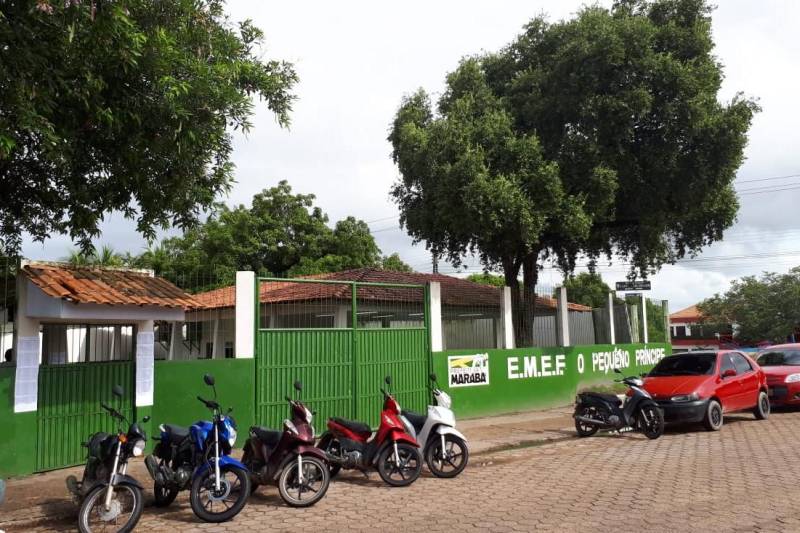 Penitenciário do Estado (Susipe) que oferece 969 vagas iniciou neste domingo, 11, pela manhã. Dos 17.545 que deveriam fazer a prova no período da manhã, 12.391 compareceram para concorrer aos cargos de Assistente Administrativo, Enfermagem, Pedagogo (Especialista em Educação) e Técnico em Gestão de Informática, cargos com provas pela manhã. De acordo com a empresa AOCP Concursos Públicos, organizadora do certame, 5.063 candidatos faltaram representando 29.01% do quantitativo que deveria fazer a prova nesta manhã. O concurso também terá provas a tarde e no próximo domingo, 18. Em Castanhal, dos 1.740 candidatos inscritos para o cargo de assistente administrativo, 452 faltaram, mais de 25% do total de inscritos. O candidato Werleson Silveira veio de Bragança fazer a prova em Castanhal. Ele já é concurseiro e está ansioso pra entrar no mercado de trabalho. “É o terceiro concurso que faço, mas ainda não consegui passar. Estou confiante neste concurso. Estudei em casa mesmo. Comprei apostila e assisti às aulas pela internet também. Estou desempregado e espero ter um bom resultado”, disse. Infelizmente nem todos conseguiram fazer prova. O candidato Emanoel Oliveira veio de Mocajuba na noite de ontem (17). Ele passou 7h na estrada, mas chegou um minuto atrasado e os portões já tinham sido fechados no Instituto Federal de Educação Tecnológica (IFPA) em Castanhal. “Perdi meu cartão de inscrição e aí minha namorada falou que meu local de prova era na UFPA. Cheguei lá e me disseram que a prova era no IFPA. Com essa confusão da escola acabei me atrasando e perdi a prova. Agora é tentar na próxima”, contou.
FOTO: ASCOM / SEAD
DATA: 11.03.2018
ALTAMIRA - PARÁ <div class='credito_fotos'>Foto: ASCOM SEAD | <a href='/midias/2018/originais/f163bf88-dfdb-43ec-8466-65b5088b34b6.jpg' download><i class='fa-solid fa-download'></i> Download</a></div>