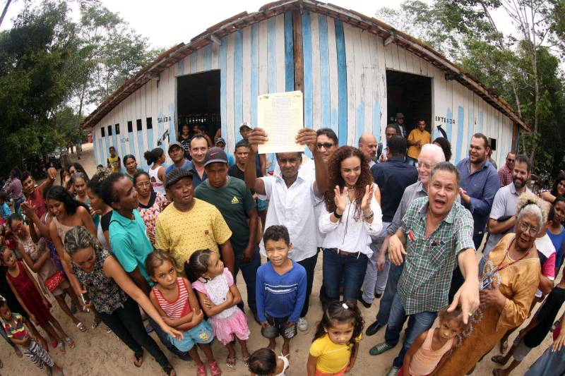 Dona Maria da Conceição Prudente Freitas, 38 anos, e representantes de mais 24 famílias da comunidade quilombola Ilha Grande de Cupijó, em Cametá, no Baixo Tocantins, viram o sonho de seus antepassados finalmente se tornar realidade. Nesta quinta-feira (26), eles foram beneficiados com título coletivo de propriedade expedido pelo Instituto de Terras do Pará (Iterpa). A entrega foi conduzida pela secretária de Municípios Sustentáveis, Izabela Jatene, e contou com a participação de representantes de pastas estaduais, comunidades e autoridades municipais. "Esse documento representa para nós uma grande vitória. É muito bom vermos, depois de anos de luta, a nossa terra ser reconhecida. Agora teremos mais segurança na nossa produção e mais facilidade no acesso a benefícios", afirmou Maria Conceição, 38 anos, que é filha de quilombolas e mora há 28 anos na localidade.
FOTO: THIAGO GOMES / AG. PARÁ
DATA: 26.10.2017
CAMETÁ - PARÁ <div class='credito_fotos'>Foto: Thiago Gomes /Ag. Pará | <a href='/midias/2018/originais/f16ca58f-5517-4d2f-b5f4-e1b588015fb0.jpg' download><i class='fa-solid fa-download'></i> Download</a></div>