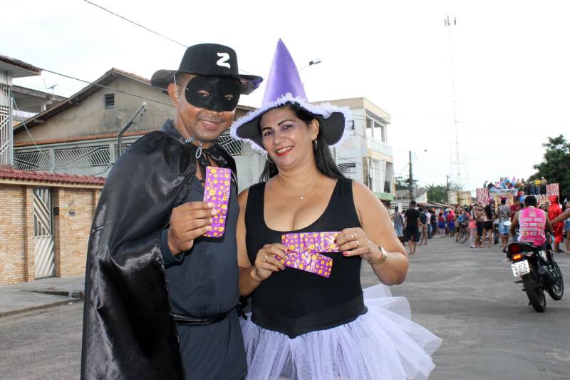 O bancário Jardes Lima, 39 anos (foto), enfatizou que iniciativas de saúde direcionadas ao público que gosta de brincar o Carnaval são primordiais, uma vez que levam a mensagem da prevenção em num momento bem oportuno. “É necessário que sejamos lembrados sempre sobre os cuidados com a saúde, especialmente para evitar as doenças sexualmente transmissíveis, daí a importância de iniciativas como essa”, disse.
FOTO: EDNA LIMA / ASCOM SESPA
DATA: 13.02.2018
BARCARENA - PARÁ <div class='credito_fotos'>Foto: Edna Lima / Ascom Sespa | <a href='/midias/2018/originais/f16f7e2f-2e8c-46f5-b6a9-958354d1837b.jpg' download><i class='fa-solid fa-download'></i> Download</a></div>