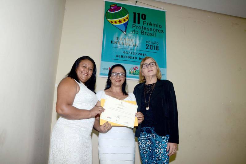 Em 2015, a Secretaria de Estado de Educação (Seduc) criou o Centro de Formação dos Profissionais da Educação Básica do Estado do Pará (CEFOR), com a perspetiva de apropriação das metodologias formativas e de transferência de tecnologia. Nesta segunda-feira (3), o Centro comemorou (foto) os quatro anos de criação durante cerimônia realizada no Instituto de Educação Estadual do Pará (IEEP), prédio histórico que abriga o CEFOR. Participaram da ocasião professores, formadores, a secretária de Educação do Estado, Ana Cláudia Serruya Hage e o secretário Adjunto de Ensino, José Roberto da Silva.

 FOTO: RAI PONTES / ASCOM SEDUC
DATA: 04.12.2018
BELÉM - PARÁ <div class='credito_fotos'>Foto: Rai Pontes/Ascom Seduc   |   <a href='/midias/2018/originais/f173c004-e781-4729-b043-b8e32b7b5227.jpg' download><i class='fa-solid fa-download'></i> Download</a></div>