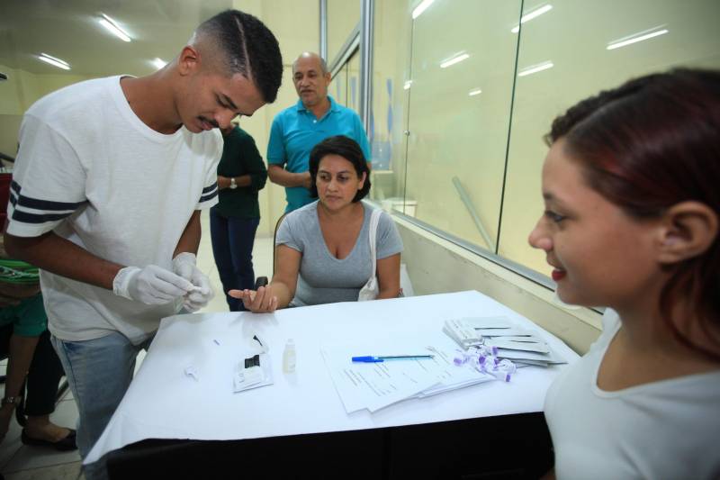 Nesta quarta-feira (2), a Secretaria de Assistência Social, Trabalho, Emprego e Renda (Seaster) realizou, na Casa do Trabalhador, uma ação de cidadania alusiva ao Dia do Trabalhador, celebrado ontem (1°). A programação contou com emissão de RG, encaminhamento para carteira de trabalho, intermediação de mão de obra através do SINE, testes rápidos de Hepatite C, atendimento médico com clínico geral, orientação jurídica e de contabilidade, cadastro e emissão de carteiras para artesãos, palestras e serviços de beleza. Iara Carvalho, de 22 anos, acordou cedo para participar da ação. Ela, que procura um emprego, foi encaminhada para a intermediação de mão de obra do SINE e aproveitou, também, para fazer um atendimento jurídico. “Fiquei sabendo da ação pela minha tia e vim participar. Conheço pessoas que conseguiram emprego pelo SINE e vim me cadastrar na torcida de conseguir um também. Espero já sair daqui com alguma entrevista marcada”, disse.
FOTO: MÁCIO FERREIRA / AG. PARÁ
DATA: 02.05.2018
BELÉM - PARÁ <div class='credito_fotos'>Foto: MÁCIO FERREIRA/ AG. PARÁ | <a href='/midias/2018/originais/f176e7b5-2943-41b5-8a9b-9140eda97694.jpg' download><i class='fa-solid fa-download'></i> Download</a></div>