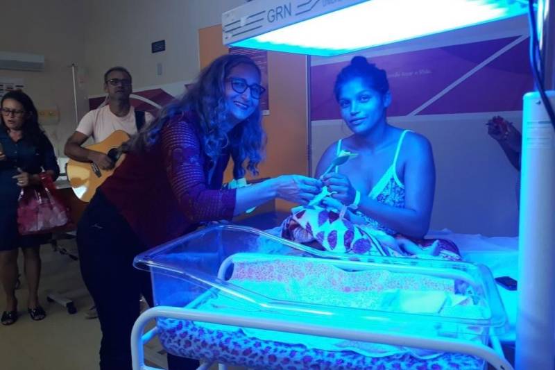 O Grupo de Trabalho de Humanização do HGT promoveu na sexta-feira (11) uma comemoração alusiva ao Dia das Mães, com apresentação de músicos da banda municipal para funcionários, usuários e acompanhantes. Houve distribuição de material educativo e palestras sobre temas relacionados à maternidade.
FOTO: ASCOM HGT
DATA: 11.05.2018
TAILÂNDIA - PARÁ <div class='credito_fotos'>Foto: ASCOM HGT TAILÂNDIA | <a href='/midias/2018/originais/f1795c1d-e062-4c67-8f74-d6ebc18024ee.jpg' download><i class='fa-solid fa-download'></i> Download</a></div>