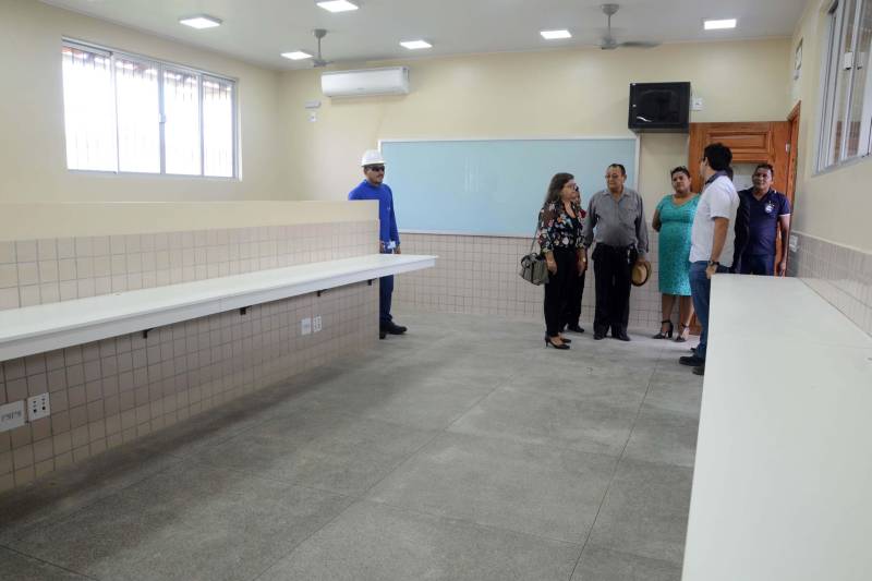 A Secretaria de Estado de Educação realizou na tarde desta terça-feira (04) visita para entrega de obra da Escola Estadual de Ensino Fundamental e Médio Dra. Ester Mouta (foto), no município de Ponta de Pedras, na Ilha do Marajó. “A toda a comunidade e munícipe de Ponta de Pedras, a Escola Ester Mouta”, entregou a Secretaria de Estado de Educação, Ana Claudia Serruya Hage. “Nos inauguramos a escola com padrão de qualidade e agora cabe a todos os alunos, diretores e professores zelarem por esta escola que é um patrimônio púbico e que certamente várias gerações ainda passarão por ela. E que possamos manter ainda mais a cultura e a educação elevada em Ponta de Pedras", frisou Ana Claudia.
FOTO: FERNANDO NOBRE / ASCOM SEDUC
DATA: 04.12.2018
PONTAS DE PEDRAS - PARÁ <div class='credito_fotos'>Foto: FERNANDO NOBRE/ASCOM SEDUC | <a href='/midias/2018/originais/f179b2c3-21ea-4885-a1bf-31277907f0d0.jpg' download><i class='fa-solid fa-download'></i> Download</a></div>