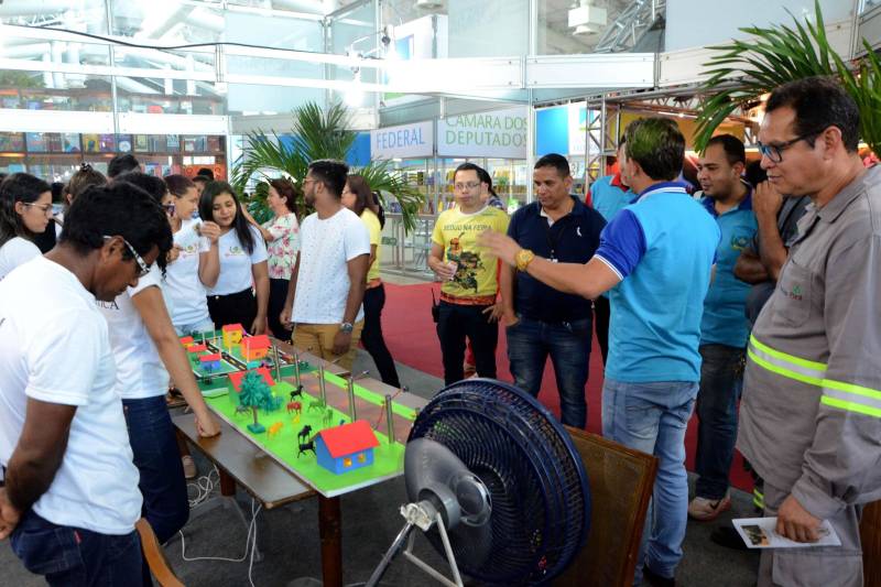O século XXI clama por atitudes sustentáveis, e os professores e alunos do curso Técnico em Informática e Meio Ambiente, da Escola Técnica Albertina Leitão, de Santa Izabel do Pará, na Região Metropolitana de Belém, estão dispostos a desenvolver atitudes voltadas à sustentabilidade. Eles apresentaram dois projetos (foto) na quarta-feira (06), no estande da Secretaria de Estado de Educação (Seduc) na Feira Pan-Amazônica do Livro, que ocorre no Hangar, em Belém, até o próximo domingo (10). A maquete de produção de energia eólica e os produtos de limpeza ecológicos cheiros e essências do Pará atraíram muitos visitantes. Segundo o professor de Meio Ambiente Ray Fran Pires, a maquete que gera energia elétrica com a força do vento é uma solução simples de geração limpa e renovável de energia, que não polui e nem exaure a natureza.
FOTO: FERNANDO NOBRE / ASCOM SEDUC
DATA: 07.06.2018
BELÉM - PARÁ <div class='credito_fotos'>Foto: FERNANDO NOBRE/ASCOM SEDUC | <a href='/midias/2018/originais/f187c27e-f009-4174-9beb-1f0d3ee84825.jpg' download><i class='fa-solid fa-download'></i> Download</a></div>