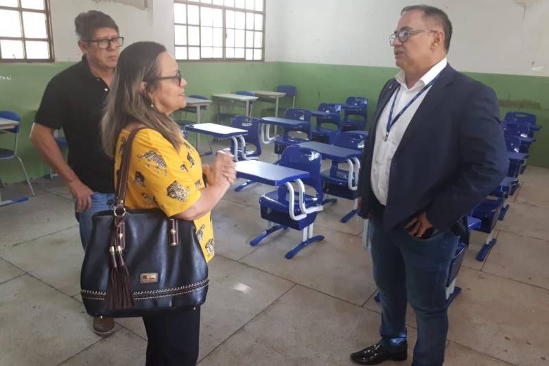 Na manhã deste sábado (17), o dia foi de preparação nas escolas de todo o Estado que receberão os candidatos para a prova. Em Marabá, o superintendente da Susipe, coronel Rosinaldo Conceição, fez uma vistoria técnica com representantes da AOCP em um dos locais de prova e destacou todos os procedimentos que serão adotados para garantir a segurança nas 46 unidades prisionais do Pará.
FOTO: ASCOM SUSIPE
DATA: 17.03.2018
MARABÁ - PARÁ <div class='credito_fotos'>Foto: ASCOM SUSIPE | <a href='/midias/2018/originais/f18caa68-d1da-4778-a8c4-46c282c529fd.jpg' download><i class='fa-solid fa-download'></i> Download</a></div>