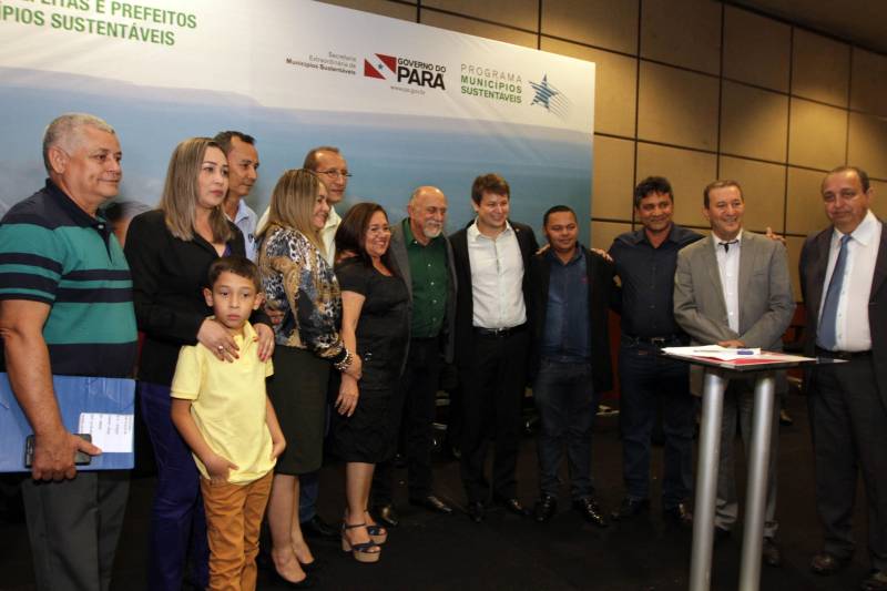 O primeiro dia do Fórum Permanente de Prefeitas e Prefeitos dos Municípios Sustentáveis contou com a participação de 85 prefeitos , 17 vices e 21 secretários municipais dos 141 municípios manifestaram interesse em adotar as diretrizes do programa. Para o governador Simão Jatene, esta grande participação simboliza a união de agentes públicos que colocaram os interesses coletivos acima dos interesses individuais para construir um estado melhor para todos. Com o tema “Gestão Compartilhada”, o evento traz as experiências e os desdobramentos das agendas governamentais que foram planejadas em parceria com as gestões municipais. Através da Secretaria Extraordinária de Municípios Sustentáveis (Semsu) Governo do Pará, por meio da Semsu, investe na capacitação dos municípios para a promoção de uma gestão fiscal eficiente. Para Izabela Jatene, este primeiro dia serviu para sinalizar o quanto os gestores estão preocupados com o equilíbrio da questão fiscal dos municípios e em desenvolver uma governança compartilhada para desenvolver seus municípios.
FOTO: CRISTINO MARTINS / AG. PARÁ
DATA: 07.02.2018
BELÉM - PARÁ <div class='credito_fotos'>Foto: Cristino Martins/Ag. Pará | <a href='/midias/2018/originais/f19f7b9d-8b35-4187-b3e3-f490ae91f103.jpg' download><i class='fa-solid fa-download'></i> Download</a></div>
