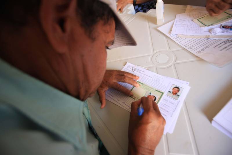 Com o mote “Defensoras e Defensores Públicos pelo direito à documentação pessoal: onde existem pessoas, nós enxergamos cidadãos", a Associação Nacional dos Defensores Públicos (Anadep) lançou, pela primeira vez, a Campanha Nacional na Região Norte. Este ano, a campanha tem por objetivo mostrar à sociedade que a Defensoria Pública pode ajudar o cidadão a obter e/ou retificar a documentação básica. O Mercado Francisco Bolonha, localizado no Complexo Mercado Ver-O-Peso, foi o local escolhido para sediar o evento, nesta sexta-feira (4). Na ocasião, houve um grande mutirão de atendimento ao público (foto), com orientação jurídica e esclarecimento de dúvidas para cerca de 800 cidadãos paraenses. A iniciativa teve o apoio da Defensoria Pública do Estado do Pará, da Associação dos Defensores Públicos do Pará (Adpep-PA) e do Colégio Nacional de Defensores Gerais (Condege).
FOTO: RODOLFO OLIVEIRA / AG. PARÁ
DATA: 04.05.2018
BELÉM - PARÁ <div class='credito_fotos'>Foto: Rodolfo Oliveira/Ag. Pará | <a href='/midias/2018/originais/f1a585cc-b91e-4415-8f03-9517f0bf819f.jpg' download><i class='fa-solid fa-download'></i> Download</a></div>