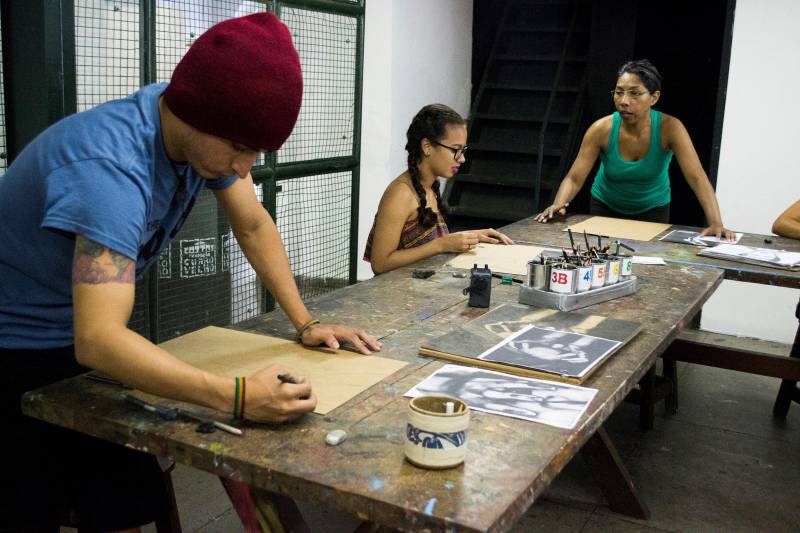 A partir desta segunda-feira, 16, estão abertas as inscrições para as oficinas de arte e ofício do Curro Velho e Casa da Linguagem, que serão realizadas em maio. O período das aulas é de 2 a 22 de maio, no horário da manhã e tarde. Confira os cursos aqui. Os alunos da rede pública de ensino não pagam a taxa de inscrição, porém devem apresentar a declaração da Escola onde estão matriculados. Os demais pagam uma taxa única de 20 reais. As oficinas são voltadas para as mais diversas linguagens artísticas: gravura, desenho, dança, serigrafia, violão, fotografia, entre outras. Na Casa da Linguagem o público pode se inscrever em oficinas de redação, abordagem textual para o Enem, libras, leitura e interpretação de texto. São mais de 100 opções de cursos.
FOTO: ASCOM / FCP
DATA: 16.04.2018
BELÉM - PARÁ <div class='credito_fotos'>Foto: ASCOM FCP | <a href='/midias/2018/originais/f1afec49-0ae1-45e8-a1ca-548da3a8e30b.jpg' download><i class='fa-solid fa-download'></i> Download</a></div>