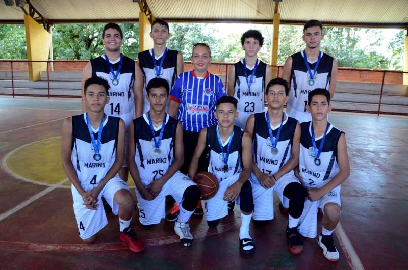 Paragominas, Mãe do Rio e Tomé-Açu são os primeiros campeões da Regional dos Jogos Estudantis Paraenses (JEPS), que ocorrem até domingo (13) em Mãe do Rio, na região nordeste do Pará. No Handebol Categoria B os vencedores foram os atletas de Mãe de Rio da Escola Estadual Marino Contti (foto), com um placar de 19 a 21 contra o time de Ipixuna do Pará da Escola Estadual Irmã Agnes Vincquier.
FOTO: ELISEU DIAS / ASCOM SEDUC
DATA: 11.05.2018
MÃE DO RIO - PARÁ <div class='credito_fotos'>Foto: Eliseu Dias / Ascom Seduc | <a href='/midias/2018/originais/f1bded49-832d-4f35-84bb-c30ee68abc0f.jpg' download><i class='fa-solid fa-download'></i> Download</a></div>
