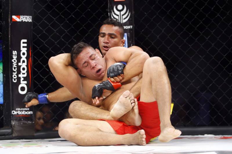 O mundo do MMA conheceu neste sábado os novos guerreiros paraenses. Dos 34 lutadores que entraram no octógono do Jungle Fight 93, 31 representaram o estado. Destaque para Ivanildo Monstrinho e Francisco Figueiredo, que conquistaram os cinturões interinos das categorias 57kg e 61kg, respectivamente, diante do público que lotou o Centro de Convenções da Amazônia – Hangar, com apoio da Secretaria de Estado de Esporte e Lazer.
FOTO: THIAGO GOMES / AG. PARÁ
DATA: 28.04.2018
BELÉM - PARÁ <div class='credito_fotos'>Foto: Thiago Gomes /Ag. Pará | <a href='/midias/2018/originais/f1c464e4-ba04-4663-9897-bb7f427daa66.jpg' download><i class='fa-solid fa-download'></i> Download</a></div>