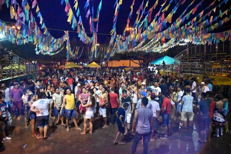 Os festejos juninos trazem significativo crescimento no fluxo de pessoas e movimentam a economia e o turismo em todo o estado. No município de Tailândia, na região Tocantins, serão celebrados os santos deste mês - São João, São Pedro, Santo Antônio e São Paulo - com o “V Forrozão Junto e Misturado” e o “Forrozão do Povo”. Promovidos pela Secretaria Municipal de Cultura, Esportes, Juventude e Lazer (Secjet) e pela Secretaria Municipal de Educação (Semed), os eventos serão realizados nesta sexta, 29, e sábado, 30 de junho, na Praça do Povo (foto). A quadra junina foi aberta, no início do mês, com o 38º Baile dos Coroas, uma das festas mais tradicionais da cidade, que este ano homenageou o seu fundador Raimundo Braga, falecido em janeiro. A estimativa é que cerca de 20 mil pessoas participem, de forma direta e indireta, dos dois últimos dias de programação.
FOTO: ASCOM / PREFEITURA DE TAILÂNDIA
DATA: 27.06.2018
TAILÂNDIA - PARÁ <div class='credito_fotos'>Foto: ASCOM HGT TAILÂNDIA | <a href='/midias/2018/originais/f1c716bd-9927-4f0a-87c9-6fffc1cac033.jpg' download><i class='fa-solid fa-download'></i> Download</a></div>