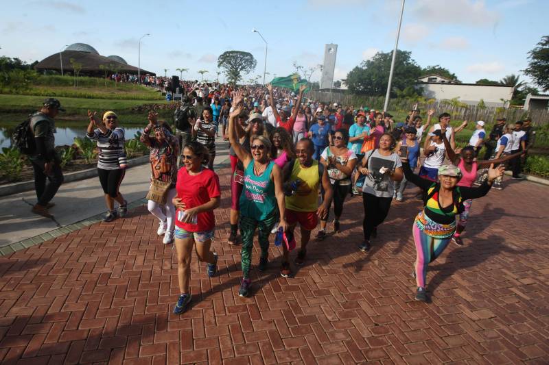 Uma reabertura feita a milhares de mãos. A fita inaugural colocada no inicio da trilha principal do Parque do Utinga foi rompida por mais de cinco mil pessoas ansiosas pelo inicio da caminhada, marcando o segundo dia da programação de reabertura do mais novo espaço paraense de lazer e interatividade com a natureza.
FOTO: SIDNEY OLIVEIRA / AG. PARÁ
DATA: 17.03.2018
BELÉM - PARÁ <div class='credito_fotos'>Foto: Sidney Oliveira/Ag. Pará | <a href='/midias/2018/originais/f1cb6932-7909-4b6d-a67e-ccd93526d1ad.jpg' download><i class='fa-solid fa-download'></i> Download</a></div>