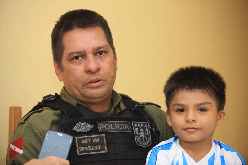 “Devo a vida do meu filho à atuação do Graesp (Grupamento Aéreo de Segurança Pública). Se não fosse pelo empenho deles no resgate, o João (d) não teria resistido”. O depoimento emocionado é do sargento da Polícia Militar do Pará, Marcelo Serrano (e). Em abril do ano passado, o filho dele, João Marcel, então com 3 anos, perfurou o pulmão depois de cair de uma ponte. O acidente foi no município de São Sebastião da Boa Vista, no Marajó. Na ocasião, o Graesp foi acionado e iniciou o resgate da criança em direção a Belém. Em uma corrida contra o tempo, 40 minutos depois o menino começava a ser atendido em um hospital na capital. Se o transporte tivesse sido de barco, como normalmente ocorre na região, levaria oito horas e, pela gravidade da situação, o pequeno Marcel não teria resistido. 

FOTO: MÁCIO FERREIRA / AG. PARÁ
DATA: 15.05.2018
BELÉM - PARÁ <div class='credito_fotos'>Foto: MÁCIO FERREIRA/ AG. PARÁ   |   <a href='/midias/2018/originais/f1ce71ee-600e-4e31-9a1c-39d3f3d99b1d.jpg' download><i class='fa-solid fa-download'></i> Download</a></div>