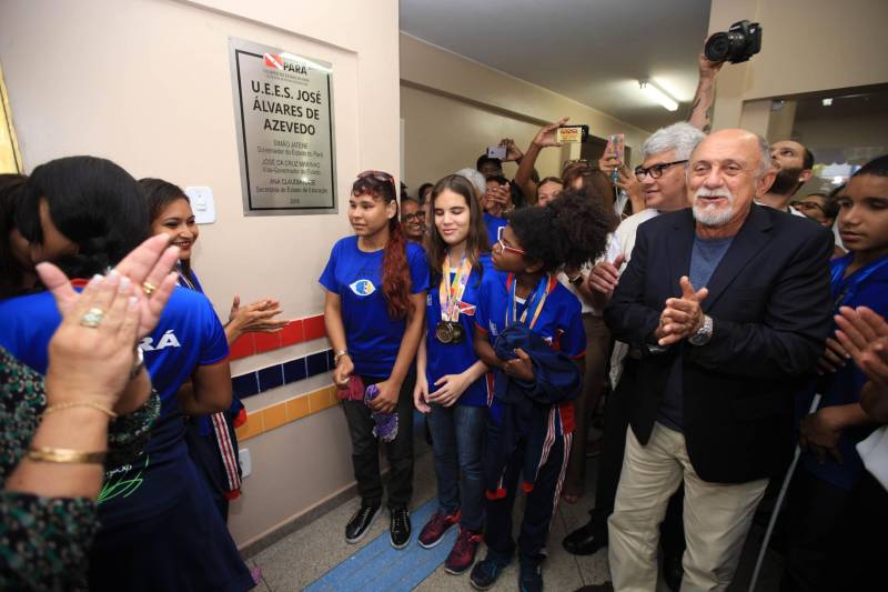 "Hoje vim para uma agenda de inauguração, mas vivi uma experiência de amor, que emana em cada ação dos alunos, professores, direção e de cada um que faz parte desta escola que se torna tão especial porque tem alma". A declaração foi feita pelo governador Simão Jatene (foto), nesta terça, 27, durante a inauguração da obra de reforma e ampliação da Escola Álvares de Azevedo, localizada no Bairro de Batista Campos, em Belém. O governador transformou a inauguração em uma grande confraternização. Passou a tarde na Escola e fez questão de cantar e dançar com os alunos, que expressaram muita gratidão pela obra. Atendendo atualmente 436 alunos, a “Álvares de Azevedo” é uma Unidade Especializada dedicada à educação de estudantes com deficiência visual, e que trabalha nos eixos da educação e da habilitação.
FOTO: MÁCIO FERREIRA / AG. PARÁ
DATA: 27.03.2018
BELÉM - PARÁ <div class='credito_fotos'>Foto: MÁCIO FERREIRA/ AG. PARÁ | <a href='/midias/2018/originais/f1d27956-461d-4037-a954-3390c4b71a94.jpg' download><i class='fa-solid fa-download'></i> Download</a></div>
