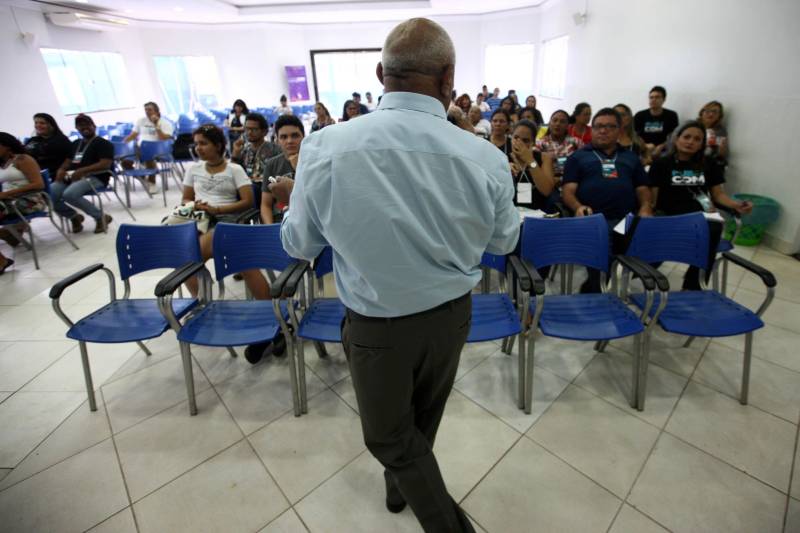 Segundo dia do Encontro de Comunicação do Pará (Publicom), no município de Altamira, nesta sexta-feira, 13, no auditório da Associação Comercial Industrial e Agropastoril (Aciapa). Postura, cuidado com os gestos, expressão corporal, dicção, entonação. Na foto, oficina “Cerimonial e a arte de falar em público” e aprovou todo o conteúdo repassado. A oficina abriu o segundo dia do encontro e foi ministrada pelo cerimonialista do Governo do Estado, Reginaldo Teles.
FOTO: MARCELO LÉLIS / AG. PARÁ
DATA: 13.04.2018
ALTAMIRA - PARÁ <div class='credito_fotos'>Foto: Marcelo Lelis / Ag. Pará | <a href='/midias/2018/originais/f1d4e6c7-cb0b-495a-be6f-62cd6db3e9bf.jpg' download><i class='fa-solid fa-download'></i> Download</a></div>