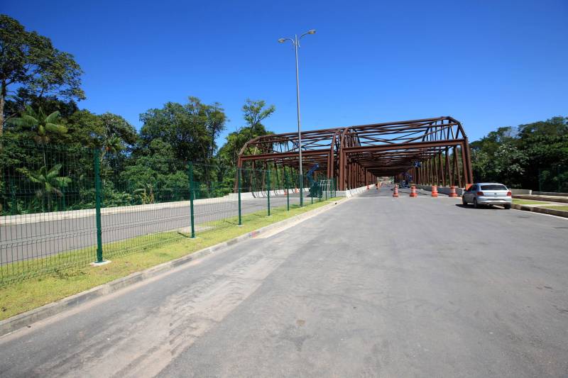 Com a chegada do verão, as obras de prolongamento da Avenida João Paulo II (foto) entram em ritmo acelerado. A partir do final desta semana, o número de operários envolvidos na obra, que hoje chega a 350, vai passar a ser de 600, o que garantirá maior celeridade na conclusão das obras, previstas para até o final de julho. “Faltam menos de 10% para que a gente conclua toda a obra. São detalhes de pavimentação nas vias de acesso, calçada, gradil, iluminação, o que a gente chama de acabamento. E nesse acabamento, incluímos também as passarelas, que são montadas fora e, a partir daí, são levadas para o canteiro de obra e colocadas em seus devidos lugares. As passarelas são importantes para segurança dos pedestres que vão precisar atravessar a João Paulo. Da mesma forma, a sinalização horizontal e vertical são fundamentais para circulação dos pedestres, motoristas, motociclistas e ciclistas por toda a avenida. A expectativa é que possamos entregar o mais breve possível o prolongamento da Avenida João Paulo II à população, de forma a garantir melhoria da qualidade de vida, saúde, lazer, mobilidade e mais segurança para quem mora nessa área”, informa o diretor geral do Núcleo de Gerenciamento de Transportes Metropolitano (NGTM), César Meira.

FOTO: MÁCIO FERREIRA / AG. PARÁ
DATA: 12.06.2018
BELÉM - PARÁ <div class='credito_fotos'>Foto: MÁCIO FERREIRA/ AG. PARÁ   |   <a href='/midias/2018/originais/f1d96062-04c1-4b9a-8035-a1c2a2ee686d.jpg' download><i class='fa-solid fa-download'></i> Download</a></div>