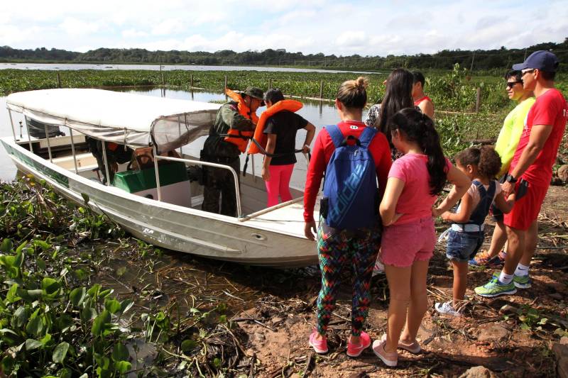 Exposições, torneios esportivos, ecoturismo, corridas, emissão de documentos, serviços médicos e celebrações religiosas são algumas das atividades programadas para as “Ações Cívico-sociais PMPA 200 anos”, que serão realizadas nos dias 15 e 20 de abril na capital e em diversos municípios do estado. As ações são coordenadas pela 5ª Seção do Estado-Maior Geral. Já o Comando de Polícia Ambiental estará no recém-inaugurado Parque Estadual do Utinga (foto) oferecendo passeios de lancha e quadriciclo, trilhas ecológicas, exposição, dentre outras. Neste caso, a ação é voltada para familiares dos policiais que atuam no Batalhão de Polícia Ambiental.
FOTO: CRISTINO MARTINS / AG. PARÁ
DATA: 15.04.2018
BELÉM - PARÁ <div class='credito_fotos'>Foto: Cristino Martins/Ag. Pará | <a href='/midias/2018/originais/f1dacc92-346b-48f4-a997-62f2af0f5dca.jpg' download><i class='fa-solid fa-download'></i> Download</a></div>