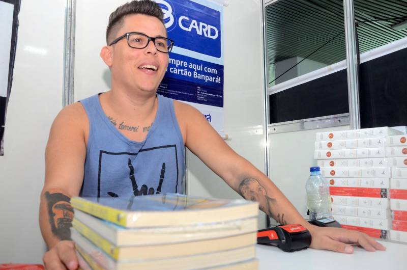 Os professores da Escola Estadual Agostinho Moraes acordaram mais cedo para participar da 22ª edição da Feira Pan-Amazônica do Livro, uma das maiores do Brasil. Incentivados pelo programa Credlivro, que beneficia servidores da rede pública de ensino com bônus destinado à aquisição de livros, a caravana partiu do município de Inhangapi, no nordeste paraense e chegou à convenção literária com o objetivo de aumentar o acervo de material didático e inspirações que podem auxiliar dentro de sala de aula. “Desde que ganhamos o auxílio, passei a comprar mais livros. Tanto para minha sala de aula quanto para a minha filha, que está na fase de alfabetização, porque busco incentivá-la à leitura”, conta a professora de matemática, Denize Batista. A servidora trouxe a filha Alicia, de 3 anos, para aproveitar o espaço dedicado ao livro. Segundo os dados apresentados pela Secretária de Estado de Educação (Seduc), em 2017, aproximadamente 70% dos professores usaram o Credlivro em suas compras. Na foto, Alexandre Rodrigues.
FOTO: EUNICE PINTO
DATA: 08.06.2018
BELÉM - PARÁ <div class='credito_fotos'>Foto: Eunice Pinto / Divulgação | <a href='/midias/2018/originais/f1dee929-b0d0-405f-a8a9-5494fff5b9fb.jpg' download><i class='fa-solid fa-download'></i> Download</a></div>