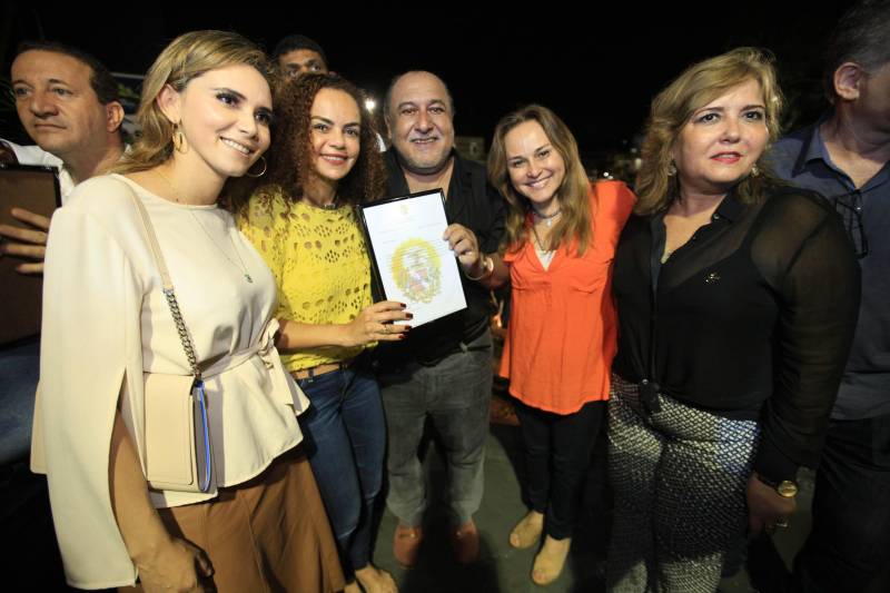 Entre os compromissos firmados está a assinatura do decreto legislativo (foto) que autoriza o Governo do Pará a efetuar a doação da área pertencente ao patrimônio fundiário do Estado para a prefeitura da Capanema. A concessão corresponde a cerca de 1.700 hectares localizados na sede do município e nos distritos de Tauari e Mirasselvas.

FOTO: MÁCIO FERREIRA / AG. PARÁ
DATA: 04.06.2018
CAPANEMA - PARÁ <div class='credito_fotos'>Foto: MÁCIO FERREIRA/ AG. PARÁ   |   <a href='/midias/2018/originais/f1e20f69-aca2-453b-8445-cf8ccc139562.jpg' download><i class='fa-solid fa-download'></i> Download</a></div>