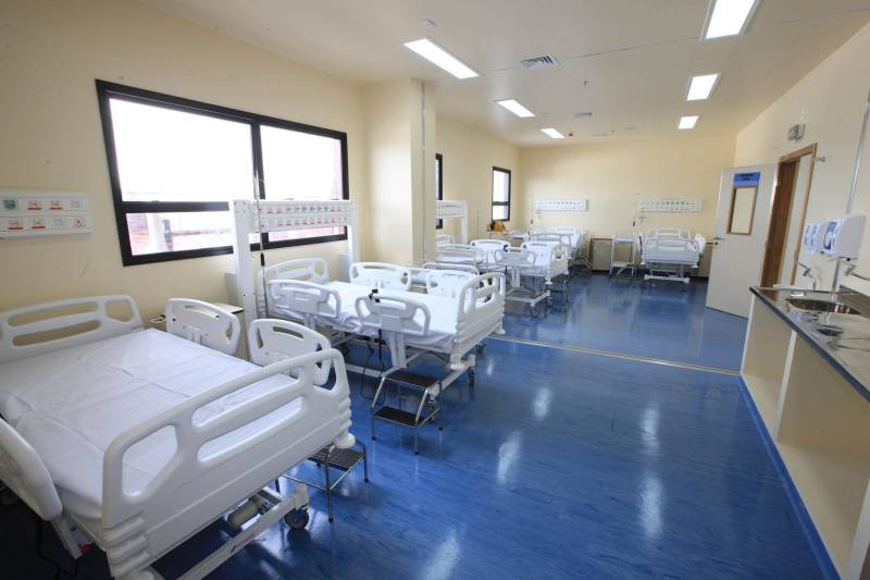 O governador Simão Jatene fez neste domingo (30), às 11 h, uma visita técnica (foto) às instalações do novo Hospital Abelardo Santos, no Distrito de Icoaraci, na Região Metropolitana de Belém. Como fez em Capanema (nordeste do Pará), no novo Hospital Regional dos Caetés, o governador convidou pessoas da comunidade para acompanhá-lo na visita. O objetivo foi mostrar à população que o hospital está pronto para ser inaugurado. "Alguns pequenos detalhes, obrigatórios para a entrada em funcionamento de qualquer hospital, ainda precisam ser feitos, como a assepsia dos ambientes e a calibragem dos equipamentos. Mas o ‘Abelardo’ está pronto, e já é o maior hospital da Região Metropolitana", disse o governador.

FOTO: CRISTINO MARTINS / AG. PARÁ
DATA: 30.12.2018
ICOARACI - PARÁ <div class='credito_fotos'>Foto: Cristino Martins/Ag. Pará   |   <a href='/midias/2018/originais/f1e30392-0862-4f0d-88ee-b9354cd58d56.jpg' download><i class='fa-solid fa-download'></i> Download</a></div>