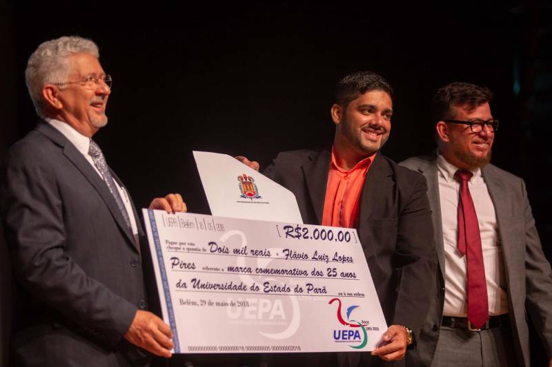 Na noite de terça-feira, dia 29 de maio, foi realizada no teatro do SESI a cerimônia de comemoração do Jubileu de Prata, celebrando os 25 anos de criação da Universidade do Estado do Pará, Uepa. O evento contou com a participação de alunos, professores e servidores da instituição, além de representantes de autoridades e os antigos reitores da universidade.
FOTO: MARCELLO SARMENTO / ASCOM UEPA
DATA: 29.05.18
BELÉM - PARÁ
<div class='credito_fotos'>Foto: MARCELLO SARMENTO / ASCOM UEPA | <a href='/midias/2018/originais/f1e3fba9-8b1a-415b-bfcd-54405d7ac216.jpg' download><i class='fa-solid fa-download'></i> Download</a></div>