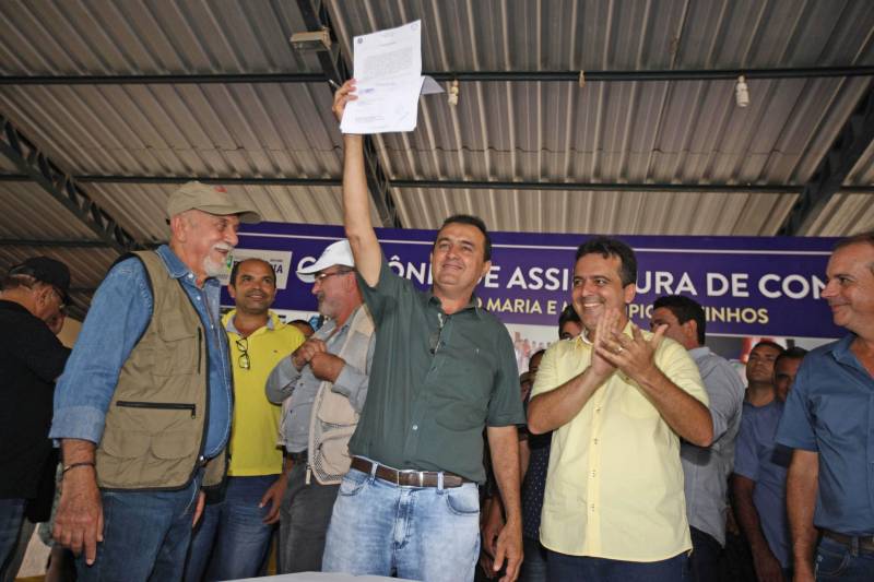 Onze municípios do sul e sudeste paraense recebem recursos do Estado para recuperar ruas e vicinais atingidas pelas enchentes e fortes chuvas que caem na região. Em agenda oficial nesta sexta-feira (6), o governador Simão Jatene assinou, pela manhã, no Parque de Exposições Valeu Boi Leilões, em Rio Maria, os convênios que garantem o repasse de cerca de R$ 4 milhões. As obras de caráter emergencial serão executadas pelas prefeituras em parceria com a Secretaria de Estado de Transportes (Setran). O objetivo é recuperar a trafegabilidade nessas localidades e assegurar o direito de ir e vir da população. Na manhã desta sexta, foram assinados nove convênios (foto), com os municípios de Redenção, Pau D’Arco, São Félix do Xingu, Santa Maria das Barreiras, Tucumã, Água Azul do Norte, Xinguara, Bannach e Rio Maria. Além da Setran, participam da ação o Centro Regional de Governo do Sudeste do Pará e a Defesa Civil. “O valor do investimento em cada município vai depender da necessidade verificada pelas equipes do Estado e das prefeituras. O recurso não será usado para reconstruir vias, mas para restabelecer a trafegabilidade”, disse o secretário de Transportes, Kléber Menezes.
FOTO: ANTÔNIO SILVA / AG. PARÁ
DATA: 06.04.2018
RIO MARIA - PARÁ <div class='credito_fotos'>Foto: Antônio Silva/Ag. Pará | <a href='/midias/2018/originais/f1e59a16-011f-4727-8b18-5196a41abd52.jpg' download><i class='fa-solid fa-download'></i> Download</a></div>