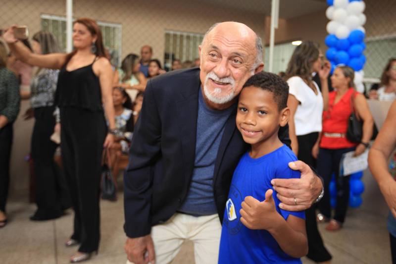 "Hoje vim para uma agenda de inauguração, mas vivi uma experiência de amor, que emana em cada ação dos alunos, professores, direção e de cada um que faz parte desta escola que se torna tão especial porque tem alma". A declaração foi feita pelo governador Simão Jatene (foto), nesta terça, 27, durante a inauguração da obra de reforma e ampliação da Escola Álvares de Azevedo, localizada no Bairro de Batista Campos, em Belém. O governador transformou a inauguração em uma grande confraternização. Passou a tarde na Escola e fez questão de cantar e dançar com os alunos, que expressaram muita gratidão pela obra. Atendendo atualmente 436 alunos, a “Álvares de Azevedo” é uma Unidade Especializada dedicada à educação de estudantes com deficiência visual, e que trabalha nos eixos da educação e da habilitação.
FOTO: MÁCIO FERREIRA / AG. PARÁ
DATA: 27.03.2018
BELÉM - PARÁ <div class='credito_fotos'>Foto: MÁCIO FERREIRA/ AG. PARÁ | <a href='/midias/2018/originais/f1e65ec3-eef8-496a-8264-40ea0f5b7580.jpg' download><i class='fa-solid fa-download'></i> Download</a></div>