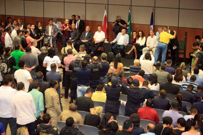 Com a entrega de mais 359 veículos, somente esta semana, o Governo do Pará reforçou a atuação da área de segurança pública em todo o Estado. Todos os veículos auxiliarão no combate a criminalidade e a manutenção da segurança em todo o território paraense. Boa parte desses veículos foi destinada diretamente para as guardas municipais, numa ação integrada com as Prefeituras, por meio da Secretaria de Segurança Pública e Defesa Social (Segup) com articulação da Secretaria de Municípios Sustentáveis, que define em conjunto com os municípios, a agenda de prioridades. A última etapa da entrega ocorreu nesta quinta-feira (5), no Hangar – Centro de Convenções da Amazônia.
FOTO: RODOLFO OLIVEIRA / AG. PARÁ
DATA: 05.07.2018
BELÉM - PARÁ <div class='credito_fotos'>Foto: Rodolfo Oliveira/Ag. Pará | <a href='/midias/2018/originais/f1ebd98a-7614-4993-ae26-c644a00522e2.jpg' download><i class='fa-solid fa-download'></i> Download</a></div>