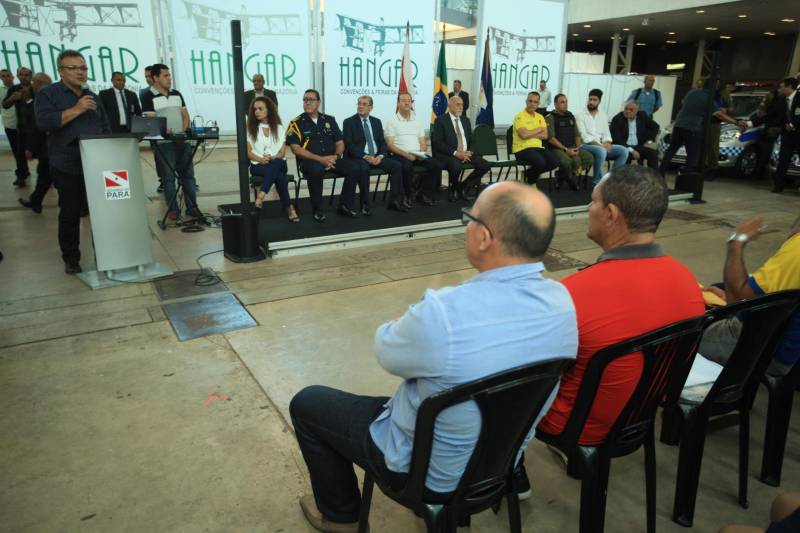 O Governo do Estado reforçou a parceria com a Prefeitura de Belém com a entrega, nesta quarta-feira (4), de 41 veículos que vão potencializar as ações de segurança na capital. A iniciativa faz parte do pacote de ações imediatas para 2018, anunciadas pelo Sistema de Segurança Pública do Estado em fevereiro deste ano contra a violência, que contempla a renovação da frota e equipamentos das Polícias Civil e Militar e fortalecimento das Guardas Municipais em todas as regiões do Estado, entre outras medidas. A entrega ocorreu no Hangar – Centro de Convenções e Feiras, em Belém. Ao todo, foram entregues 41 veículos, sendo seis picapes, dez carros modelo SUV e 25 motocicletas, totalizando um investimento de R$ R$2.062.160,00. Além das viaturas, foi firmado convênio entre o Governo do Estado e Prefeitura no valor de R$2.707.926,00 milhões para a compra equipamentos. O pacote contempla a aquisição de 300 pistolas 380, 16.200 munições e 600 coletes. As duas ações contabilizam mais de R$ 4,7 em investimentos para a Guarda Municipal de Belém.
FOTO: MÁCIO FERREIRA / AG. PARÁ
DATA: 04.07.2018
BELÉM - PARÁ <div class='credito_fotos'>Foto: MÁCIO FERREIRA/ AG. PARÁ | <a href='/midias/2018/originais/f1ef8079-5c5c-44ed-ac8c-3c80011d14b8.jpg' download><i class='fa-solid fa-download'></i> Download</a></div>