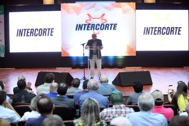A pecuária é uma das principais cadeias produtivas do Pará, que se destaca no cenário nacional por possuir o quinto maior rebanho bovino, com mais de 20 milhões de cabeças. A importância do Estado na cadeia produtiva brasileira é destaque na InterCorte, evento que reúne iniciativas em prol do desenvolvimento do setor. A abertura, na noite desta segunda-feira, 21, no Carajás Centro de Convenções, em Marabá, sudeste paraense, contou com a presença do governador Simão Jatene (foto), parlamentares e autoridades locais.

FOTO: THIAGO GOMES / AG. PARÁ
DATA: 21.05.2018
MARABÁ - PARÁ <div class='credito_fotos'>Foto: Thiago Gomes /Ag. Pará   |   <a href='/midias/2018/originais/f1f33ab0-81aa-4964-b338-652135d8eb9c.jpg' download><i class='fa-solid fa-download'></i> Download</a></div>