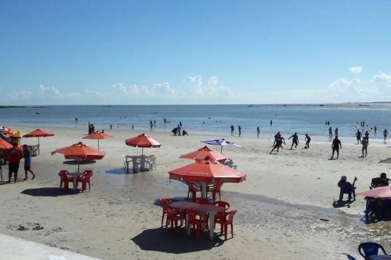 O projeto Sala Verde: Ambiente Seguro, da Polícia Civil, levou ações de conscientização ambiental aos veranistas na praia de Marudá, em Marapanim, nordeste paraense, neste final de semana. Dezenas de sacolas recicláveis foram distribuídas e usadas para coletar lixo, contribuindo para prevenir a poluição ambiental.
FOTO: ASCOM POLÍCIA CIVIL
DATA: 16.07.2017
MARUDÁ - PARÁ <div class='credito_fotos'>Foto: Ascom / Polícia Civil | <a href='/midias/2018/originais/f1f92f40-ba2a-4ed5-80ed-59c29299ce67.jpg' download><i class='fa-solid fa-download'></i> Download</a></div>