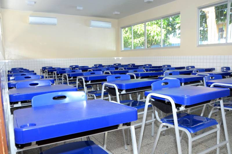 A Secretaria de Estado de Educação (Seduc) entrega as obras de mais duas escolas na Região Metropolitana de Belém. Na manhã desta quarta-feira (13) será inaugurada a Escola de Ensino Fundamental e Médio Professora Consuelo Coelho de Souza (foto), em Ananindeua, e na sexta-feira (15) a população receberá a Escola de Ensino Fundamental e Médio Jorge Lopes Raposo, no Distrito de Icoaraci. Com um investimento total de R$ 7,5 milhões, oriundos do financiamento obtido pelo Estado no Banco Interamericano de Desenvolvimento (BID), as obras de reforma e ampliação dos dois estabelecimentos de ensino beneficiam 2.482 alunos, e integram um pacote de quase 100 projetos do Programa de Melhoria da Qualidade e Expansão da Educação Básica,  executado pela Seduc no contexto do Pacto pela Educação.

FOTO: FERNANDO NOBRE / ASCOM SEDUC
DATA: 12.06.2018
BELÉM - PARÁ <div class='credito_fotos'>Foto: FERNANDO NOBRE/ASCOM SEDUC   |   <a href='/midias/2018/originais/f1fb74cf-8a0f-4e97-b2db-17193e5d3a18.jpg' download><i class='fa-solid fa-download'></i> Download</a></div>