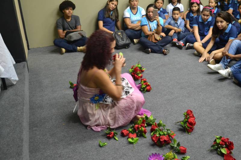 A Biblioteca Arthur Vianna, da Fundação Cultural do Pará (FCP), promove o evento “Literatura Para Gente Miúda”, uma programação especial voltada ao público infantil. O evento comemora o Dia do Livro Infantil, nesta quarta-feira, 18. Espetáculo teatral, exposição e performances poéticas fazem parte da iniciativa.
FOTO: ASCOM FCP
DATA: 18.04.2018
BELÉM - PARÁ <div class='credito_fotos'>Foto: ASCOM FCP | <a href='/midias/2018/originais/f1fbed15-9588-44d8-a816-13ab05282cb5.jpg' download><i class='fa-solid fa-download'></i> Download</a></div>